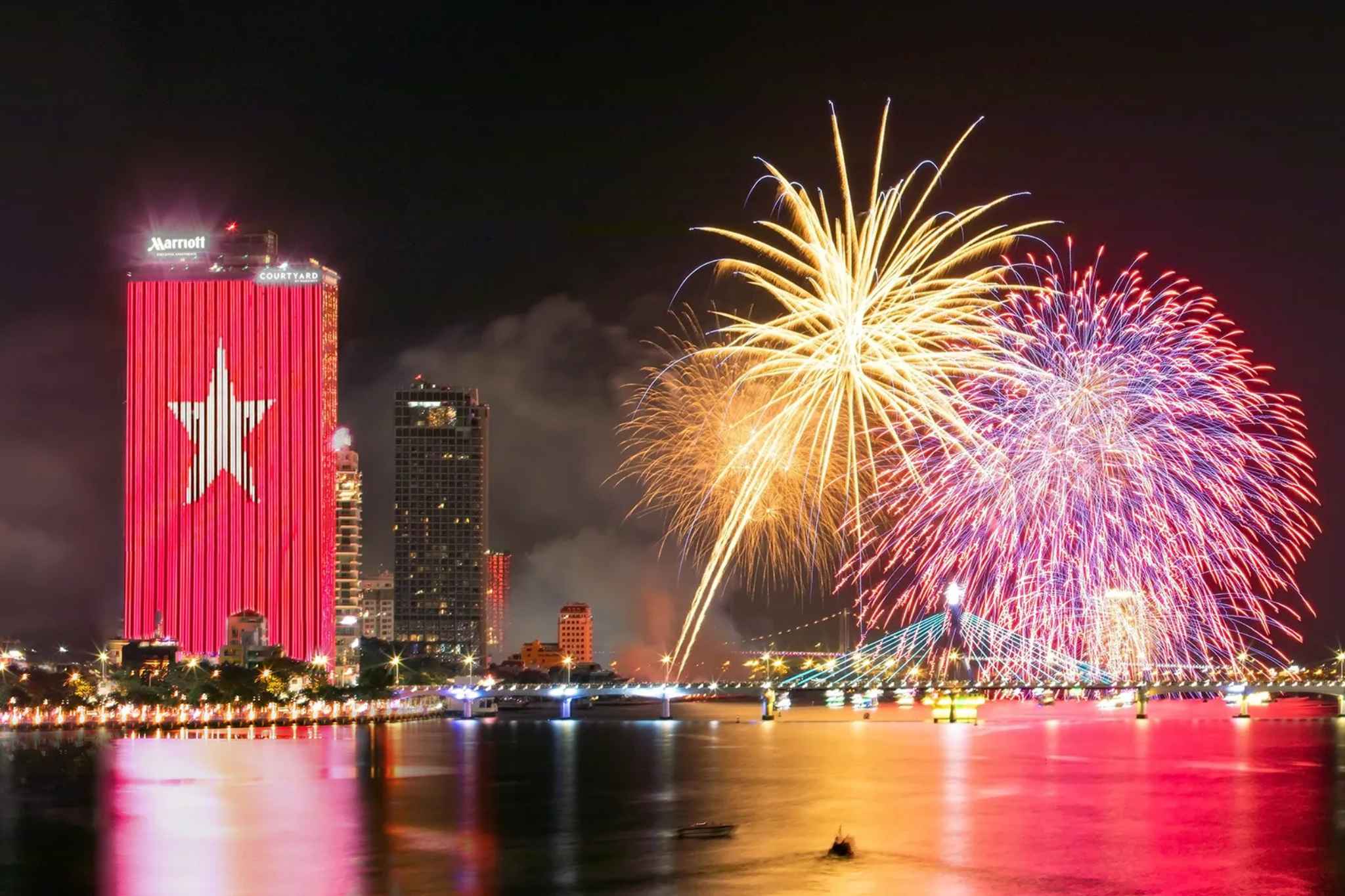 Quang cảnh pháo hoa ngay gần M Landmark